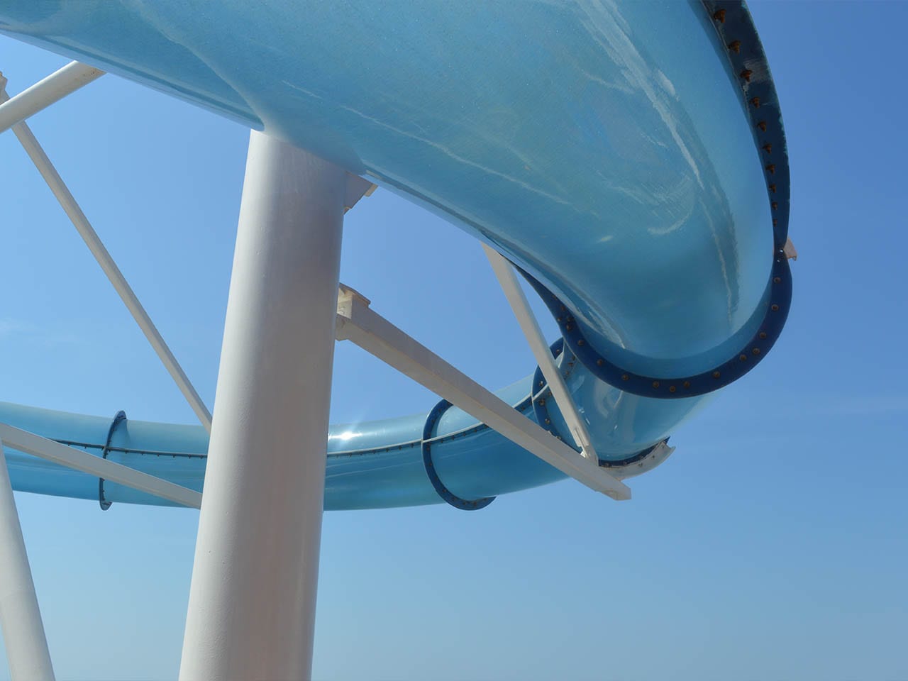 Un toboggan transparent qui passe au-dessus de la mer