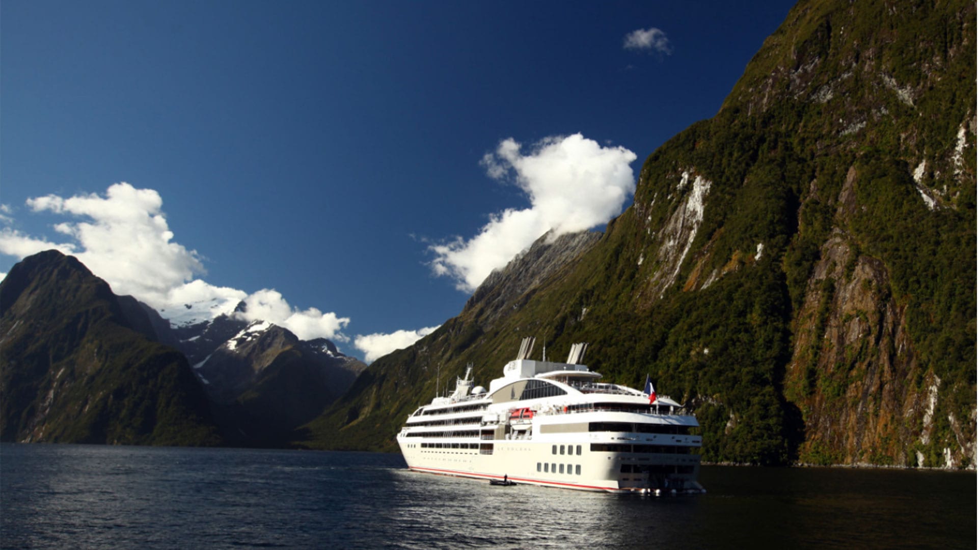 Le Lyrial, navire d'expédition de la flotte Ponant actuellement en navigation dans les fjords