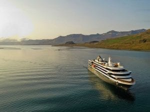 le world explorer, dernier fleuron de la compagnie Hurtigruten, sorti en 2019 est parmi les meilleurs bateaux de la décennie 2010-2020, découvrez danspourquoi dans cet article