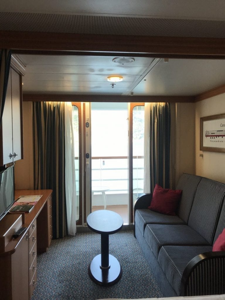 Cabine extérieure avec balcon. La cabine dispose d'une petite table amovible avec un canapé convertible
