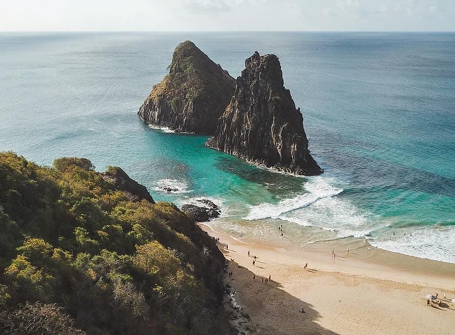 En raison de sa réputation, l'archipel Fernando de Noronha restreint drastiquement l'accès à ses plages. Elle applique une décote assez impressionnante pour limiter le nombre de touristes. Ce qui est assez plaisant puisque cela décourage les moins téméraires et permets de préserver la beauté de la plage.