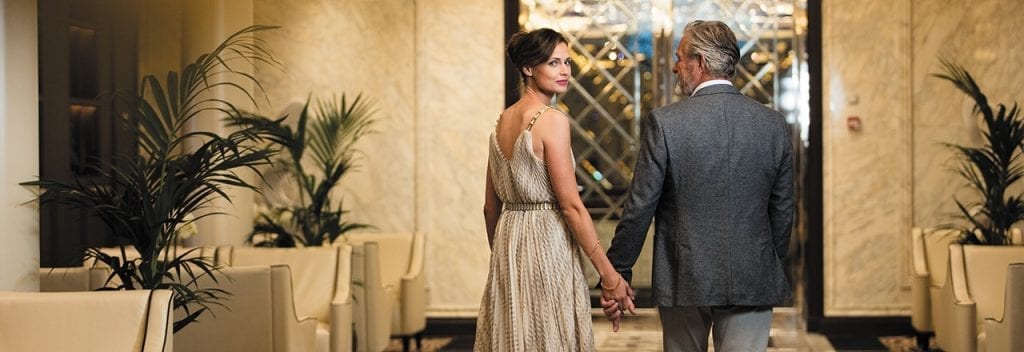 En soirée, préférez opter pour une belle robe de cocktail, ou simplement une petite robe noire. Prohibez tout ce qui est jean ou tenue casual de la journée.