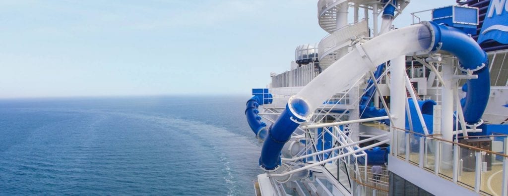 L'Ocean Loops est un toboggan à sensations, qui passe au-dessus de l'océan pour encore plus de frisson !