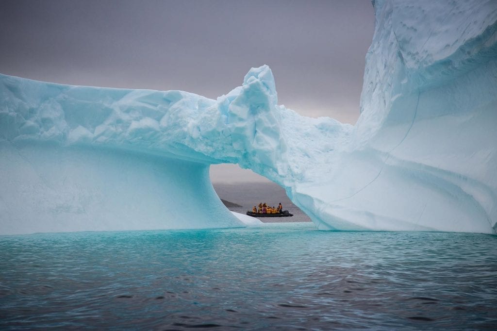 grâce à 20 zodiacs, Quark vous offre la possibilité de partir en petit comité au plus près des immenses icebergs de l'antarctique