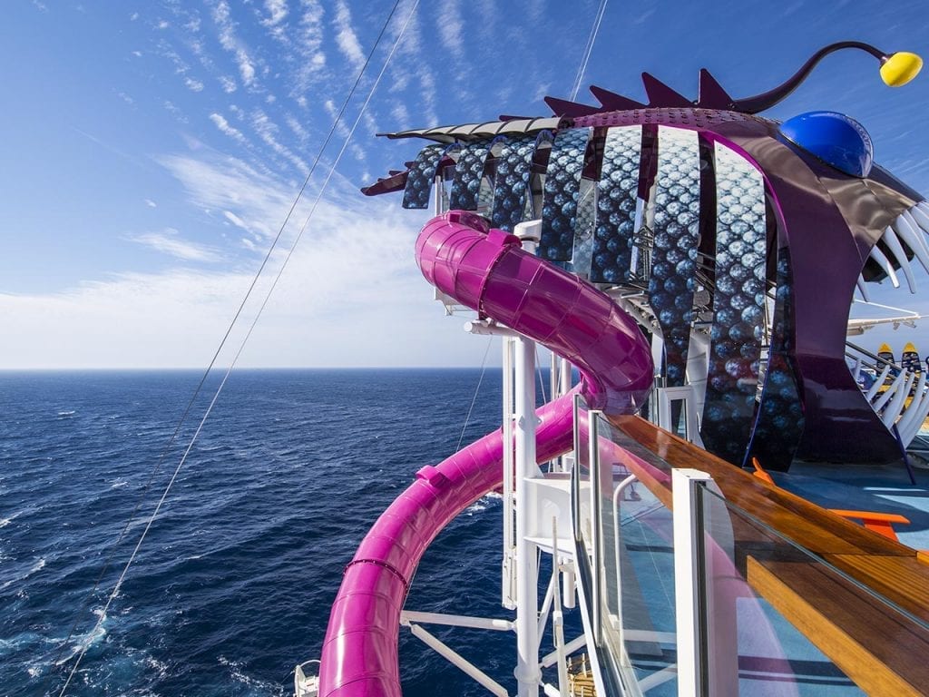 The Ultimate Abyss fera monter votre en coeur en adrénaline ! Saviez-vous qu'il est uniquement disponible sur les deux derniers bateaux de la gamme Of the Seas de RCCL ?