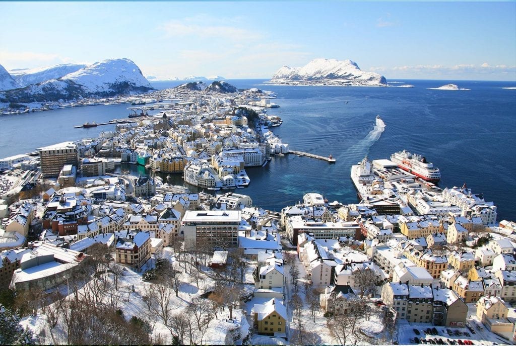 Hurtigruten, plus qu'une compagnie, c'est un pont entre les villes de la Norvège, un moyen d'assurer une communication avec les régions les plus éloignées