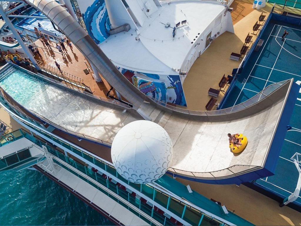 Le Tidal Wave est une attraction impressionnante qui a nécessité beaucoup d'attention de la part des ingénieurs, en particulier pour la pointe de l'attraction. Enfin d'aléger le poids du manège, la construction est faite dans un alliage d'acier plus léger.