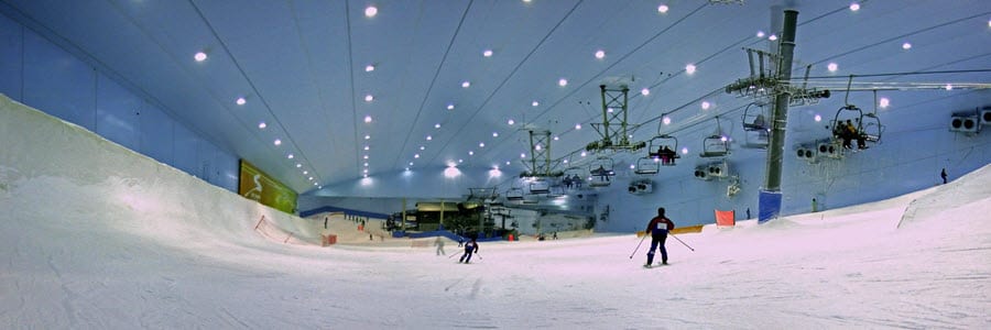 Une piste de ski à l'intérieur du centre commecial Mall of Emirates, à Dubaï