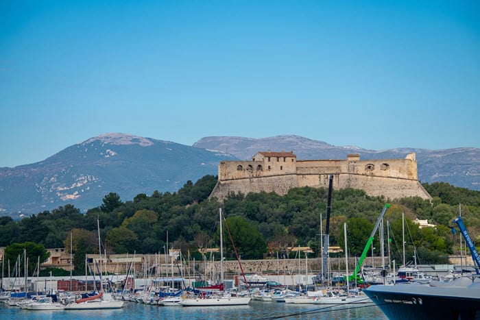 Vue sur le port Vauban à Antibes où vous pouvez amarrer votre voilier