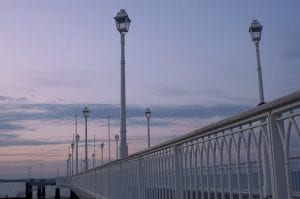Vue sur un pont à Arcachon d'où partent les croisières