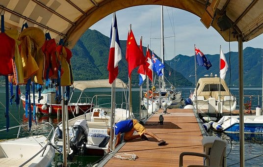 Le ponton de départ de croisières fluviales