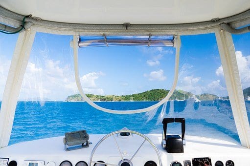 La vue sur mer depuis le bateau lors d'une croisière fluviale