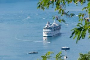 L'illustration de l'article "Une croisière sur le littoral : une autre façon de découvrir les merveilles de la France Vous rêvez de découvrir des paysages splendides à couper le souffle ! Prenez le large pour une croisière. Deux littoraux vous offrent des paysages magnifiques : • La côte méditerranéenne : avec ses plages, son eau turquoise, son ciel bleu azur et un soleil toujours présent. • La côte atlantique : plus sauvage, plus calme et surtout moins surpeuplée mais pas moins séduisante. Naviguer en Méditerranée De la Côte d'Azur en passant par la Corse et sans oublier de faire une halte dans la belle cité phocéenne de Marseille, et les calanques de Cassis. Les hivers doux, les tempêtes rares, et vous aurez ainsi la possibilité de naviguer du printemps à l'automne seul ou avec un équipage. De Menton à Marseille, Vous allez découvrir pendant votre croisière des villages provençaux typiques, la baie de Saint-Tropez, Nice et sa promenade des Anglais, les îles de Porquerolles au large de Toulon, les Calanques de Cassis aux portes de Marseille. Vous allez aussi pouvoir prendre la mer en direction de la Corse «l'île de beauté», un joyau au milieu de la Méditerranée avec ses 620 Km de côtes et plus de 200 plages splendides. Criques et calanques sauvages, réserves naturelles, sentiers montagneux, cascades et petits villages typiques dans le maquis corse sont autant d'endroits inoubliables sur cette île paradisiaque. Naviguer sur la côte Atlantique Grâce à une croisière à bord d’un bateau, vous pourrez voyager autrement, voir le phare de Cordouan, visiter les îles de la Charente, rentrer dans le bassin d'Arcachon, pousser jusqu'à Saint Jean de Luz au pays basques et aussi remonter l'estuaire de la Gironde. Vous pourrez ainsi découvrir des paysages sauvages et partir en expédition à deux pas de chez vous. Les escales dans les ports de la côte atlantique ont un but écologique, avec des sorties en vélo ou à pied afin de découvrir la faune et la flore si diversifiée de cette belle région. Sur la côte Atlantique, si vous avez la possibilité de vous arrêtez faites un détour pour visiter les sémaphores. Il existe une quarantaine de sémaphores sur la côte Atlantique et sur la Manche. Certains sont encore en activité mais d'autres ont été revendu et ont été aménagé en chambres d'hôte et gîtes. Le dépaysement sera garanti et les paysages splendides au bord des falaises. Vous allez vous endormir au son des vagues s'écrasant sur les rochers et vous réveillez avec le chant des mouettes et des goélands. Naviguer en Bretagne Quel plaisir de faire une croisière en Bretagne et visiter le Golfe du Morbihan pendant les vacances. Trois possibilités s'offrent à vous : • Vous pouvez embarquer sur une navette qui vous transportera dans l'une des plus belles baies du monde. Une baie où la faune et la flore est riche et diversifiée. Vous pourrez observer les aigrettes et les hérons cendrés et une multitude d'oiseaux nichés sur ces îles. Vous allez voir les parcs à huitres dans le Golfe. • Vous pourrez aussi si vous vous en sentez capable louer un voilier et partir en amoureux ou en famille, explorer les îles du Golfe du Morbihan. Les deux principales étant l'île d'Arz et l'île aux Moines comptant respectivement 250 habitants et 610 habitants. • Pour un dépaysement garanti, vous pouvez choisir de faire une croisière sur un vieux gréement. Que vous choisissez les dunes de sable le long des côtes Atlantique, les falaises escarpées de Bretagne ou le ciel bleu de la Méditerranée, vous passerez des vacances inoubliables et originales loin de la foule habituelle que l'on rencontre sur les plages et côtes en vacances. C'est l'occasion de découvrir le beau et riche littoral de la France."