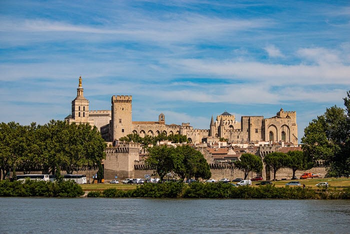 La ville d'Avignon. Elle offre un vaste choix de visites et d’activités qui vous permettront de découvrir la culture et l’histoire de la région.