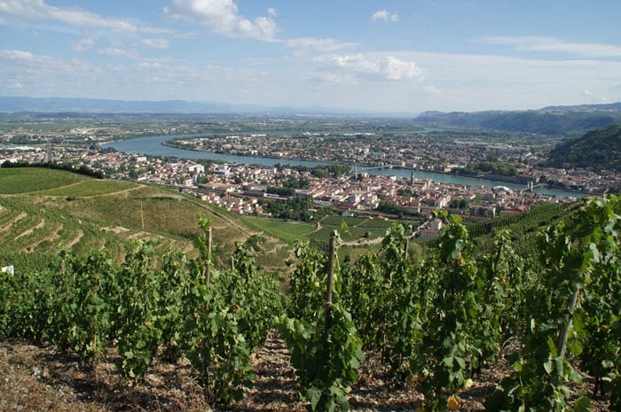 ville de Tain-L’Hermitage, située sur la rive gauche du Rhône. Réputée pour ses vignobles et son vin exceptionnel classé au patrimoine national