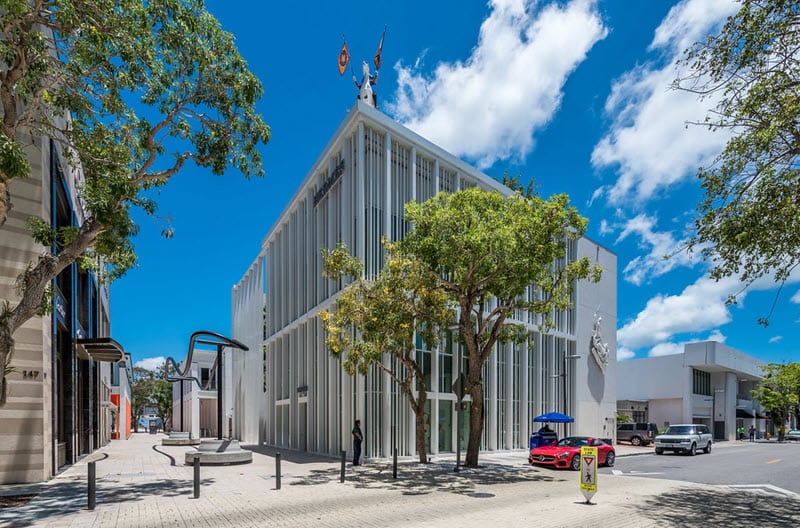 Un bâtiment dans le quartier Design District connu pour être le berceau de l’art et du design contemporain
