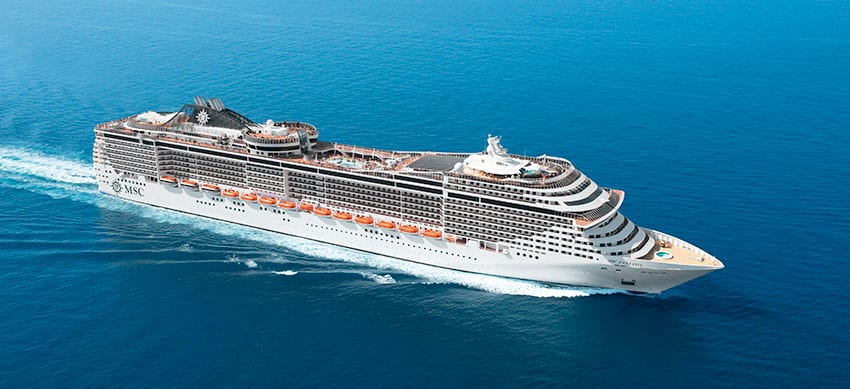 Le bateau de croisière MSC Fantasia en mer