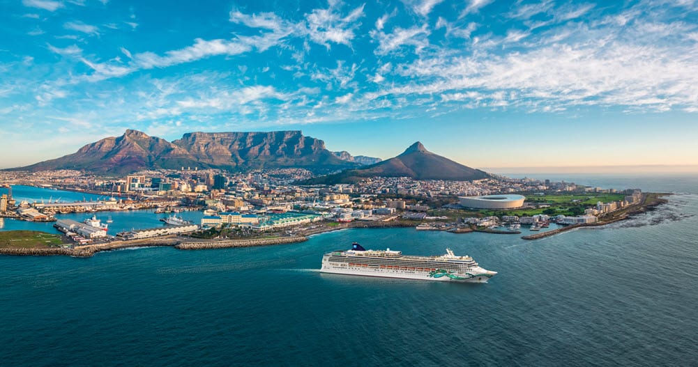 Le Norwegian Jade au Capetown L'illustration de l'article "Norwegian Cruise Line annonce son retour à la croisière avec ses premiers voyages en Europe et dans les Caraïbes."
