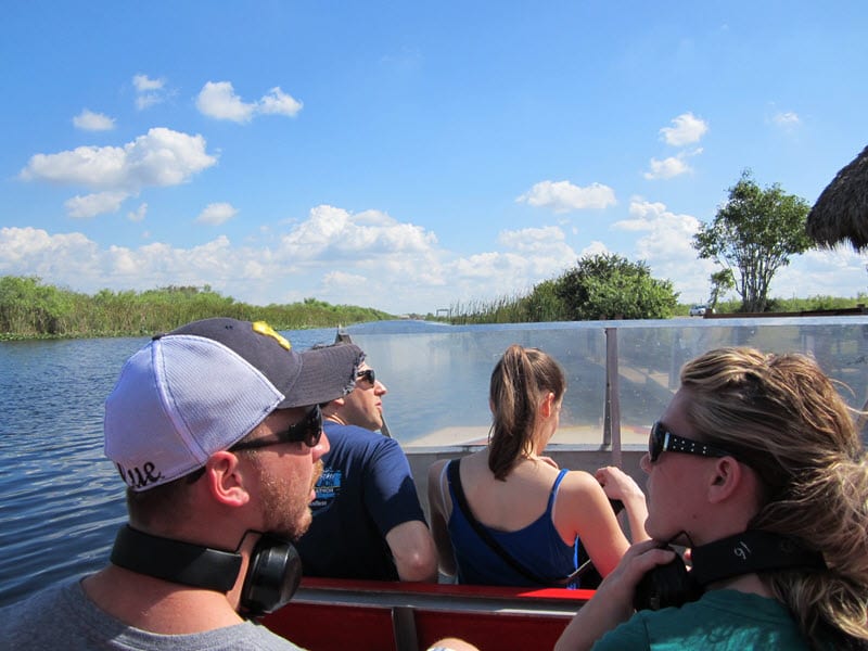 Des visiteurs dans une barque sur un fleuve dans le Le parc National des Everglades