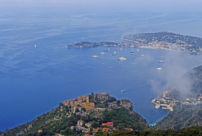 La vue aérienne sur la ville d'Eze. On peut y voir des bateaux de croisière amarrés dans la baie
