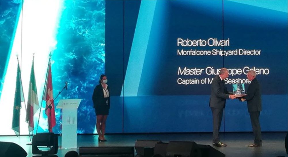 La cérémonie d'inauguration du MSC Seashore. Fincantieri remet à MSC Croisières l'ampoule contenant l'eau de la première mise à flot du MSCSeashore.