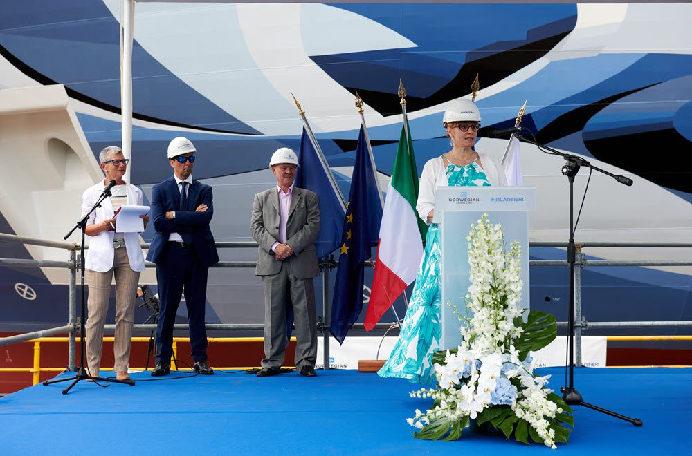 Le discours du l'équipe dirigeante de Norwegian Cruise line lors de la mise à flot du Norwegian Prima