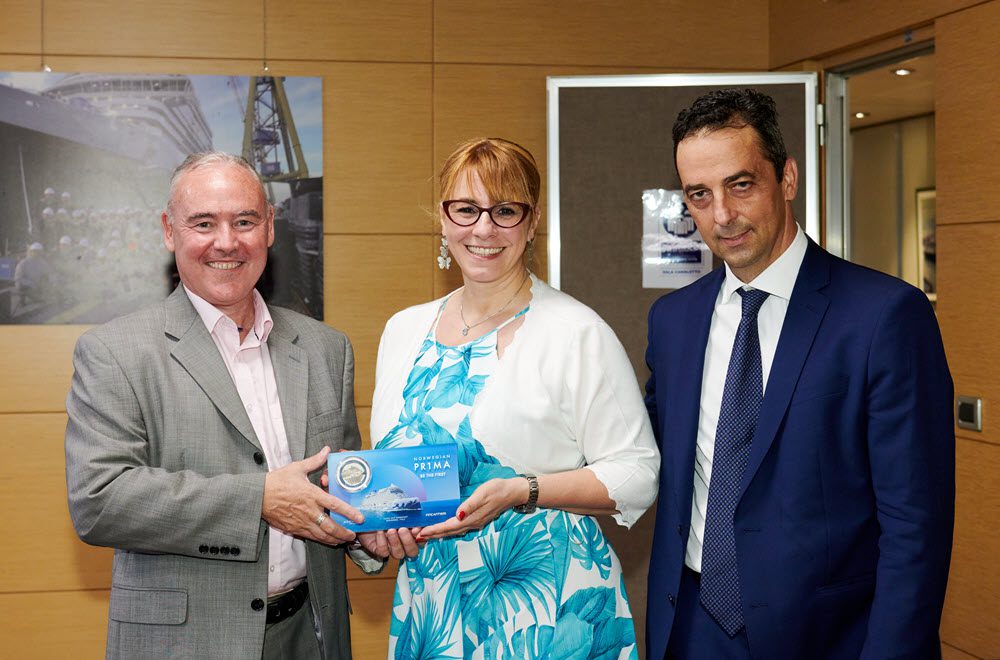 L'éuipe dirigeante de Norwegian Cruise line lors de la mise à flot du Norwegian Prima