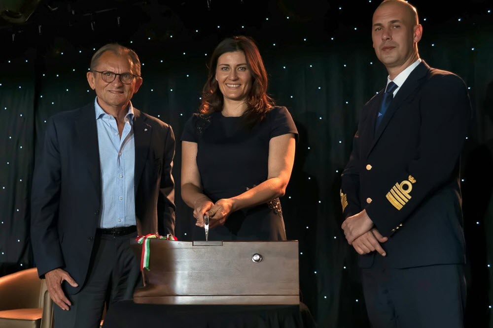 Les dirigeants de SilverSea et le capitaine du Silver Moon à la cérémonie de baptême du navire