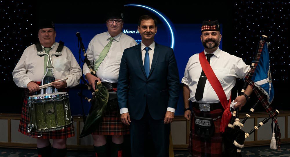 Un orchestre Écossais est invité à la cérémonie de baptême de Silver Moon