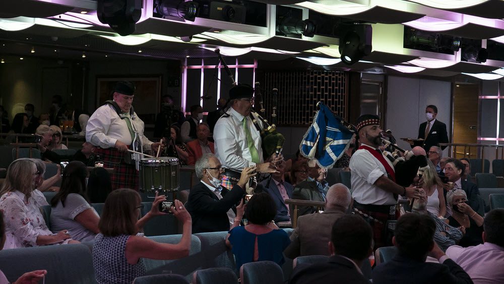 Un orchestre Écossais est invité à la cérémonie de baptême de Silver Moon