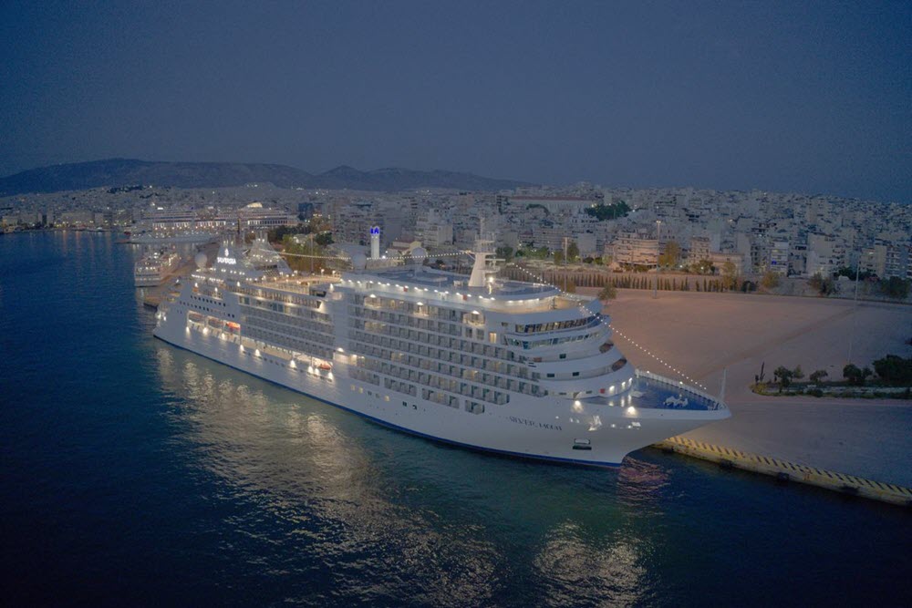 Le Silver Moon amarré dans le port d'Athènes