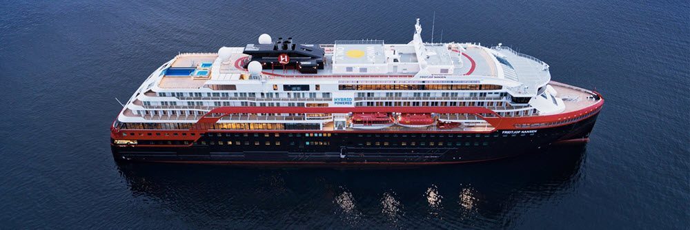 Le MS Fridtjof Nansen de Hurtiguten en mer