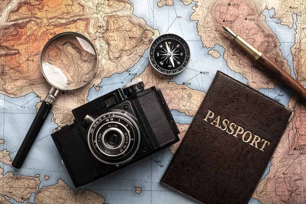 ensemble-voyage-vue-dessus-appareil-photo-carte